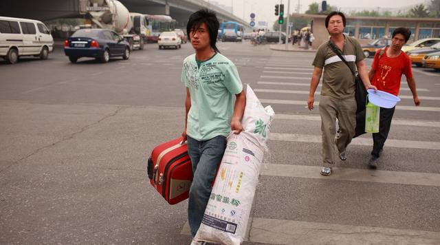 年轻人|外地人|小城市_新浪网