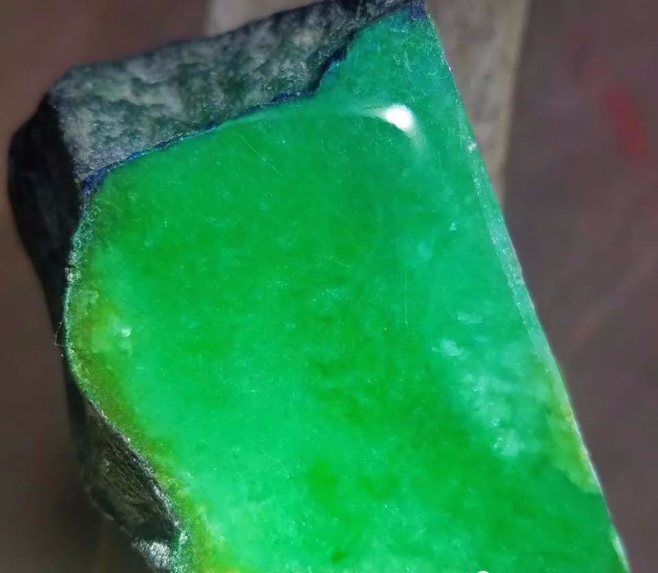 男子2000块买块翡翠原石玩玩没想到竟意外爆出个冰阳绿