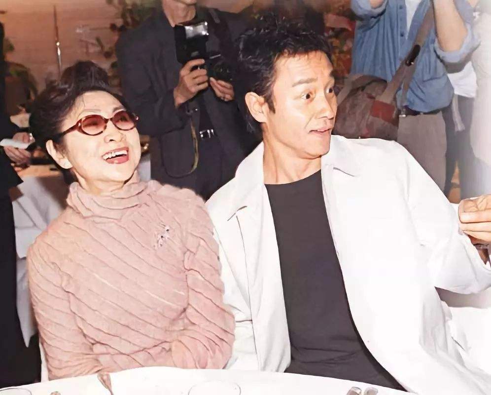 刘德华白雪仙一起看粤剧,谈到白雪仙就能谈到哥哥,就能谈到纯洁