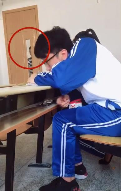 小伙上课偷吃辣条,没想到早就中了老师的"圈套",就等着抓现行