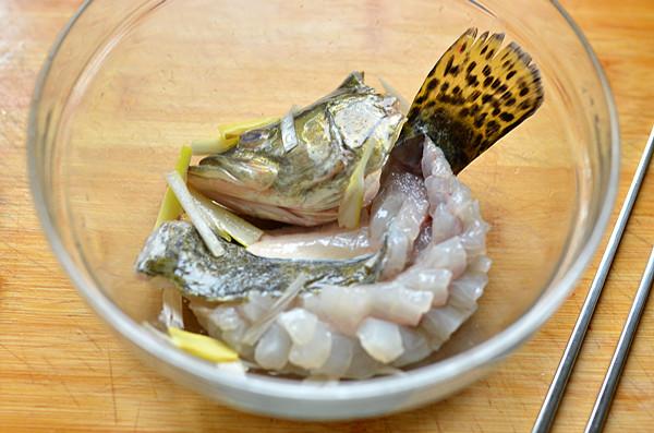 厨师长教你做松鼠桂鱼,外酥里嫩,告诉你怎样给鱼改花刀!|鱼肉|捞出_新浪新闻