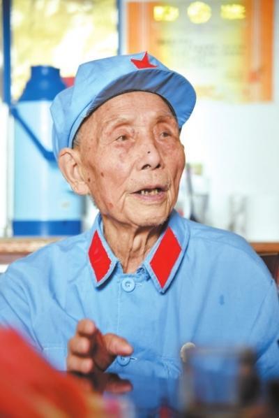 他参加过长征,因一次战败被认为是逃兵,36年后恢复名誉|钟发|团长