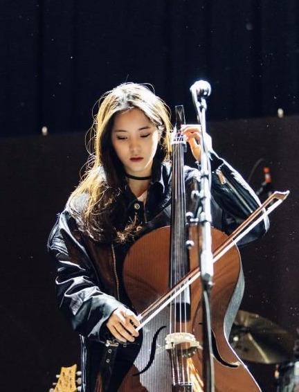 朋克风欧阳娜娜弹大提琴优雅与酷帅结合的甜美少女舞台感太惊艳