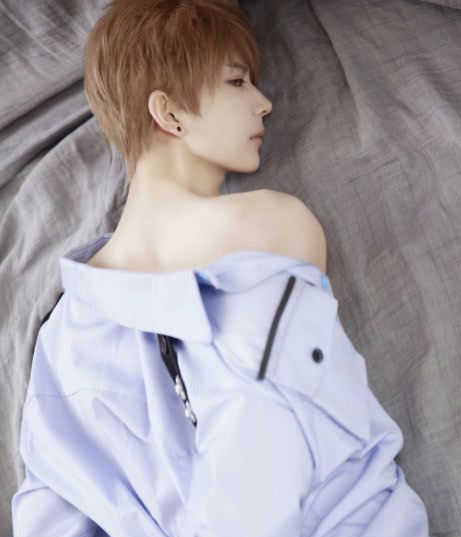 "男装大佬"熊祁主动晒出私密照,回眸一瞬间,网友:被掰弯了