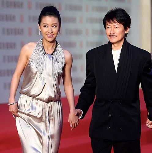 40岁苗圃近照,嫁入豪门开私人飞机,老公原来是我们熟悉的他