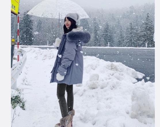 张子萱抱女儿迎接人生第一场大雪安安激动用手接雪花背影超美
