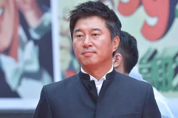 49岁满文军迎事业第二峰?近照西装革履精神抖擞,任教育机构校长