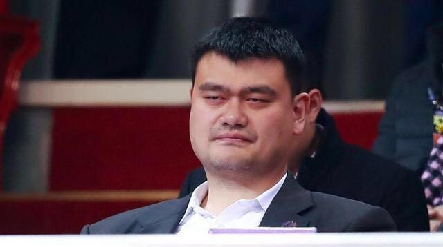 cba全明星姚明面露疲态,方硕李根低头玩手机!网友和nba差距大