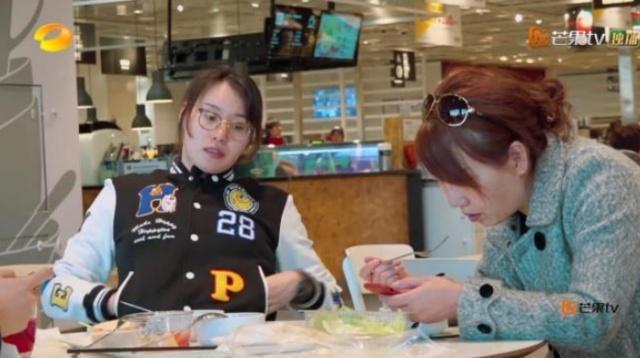 傅园慧商场中吃饭,桌上各种包装袋引热议,有钱