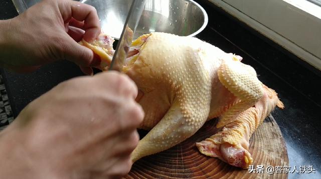第二步:晾干水分了,现在把鸡斩一下,把鸡屁股去掉,鸡头也不要,第一步