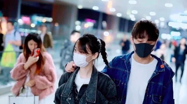 郑爽出来营业了!机场再现漫画腿