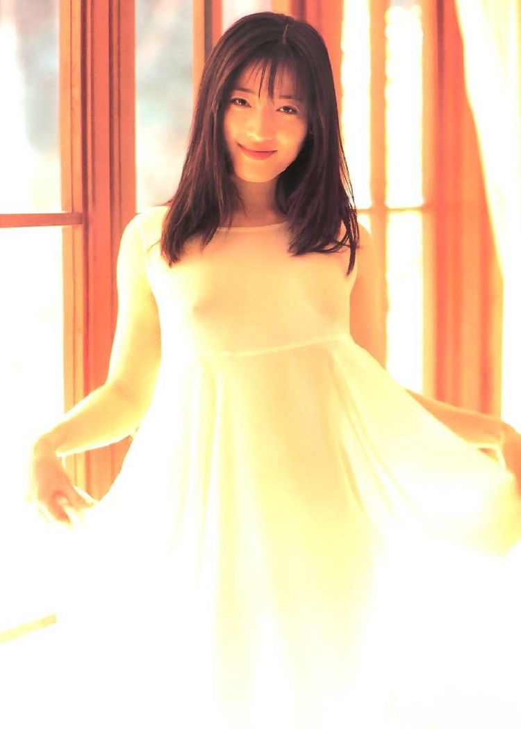 身为日本人的她却在中国走红,拍戏大胆而圈粉,突然患病身材缩水