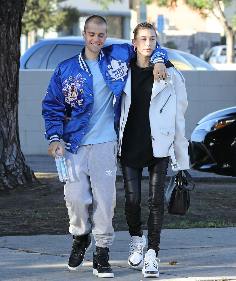 短发的比伯帅气依旧 与海莉勾肩搂腰"狗粮"撒不停|比伯|狗粮|鲍德温