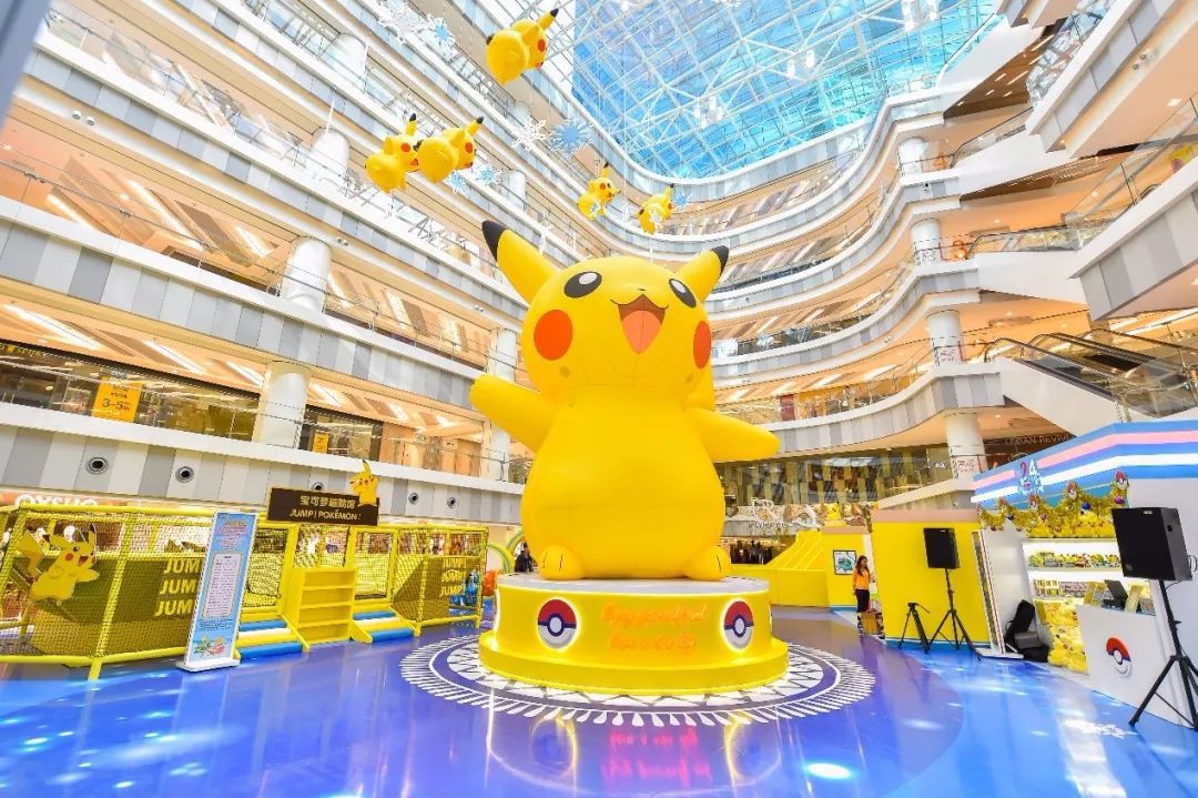 一经着陆精灵宝可梦乐园,小资君就 "遭受"了一只高达7米的巨型皮卡丘