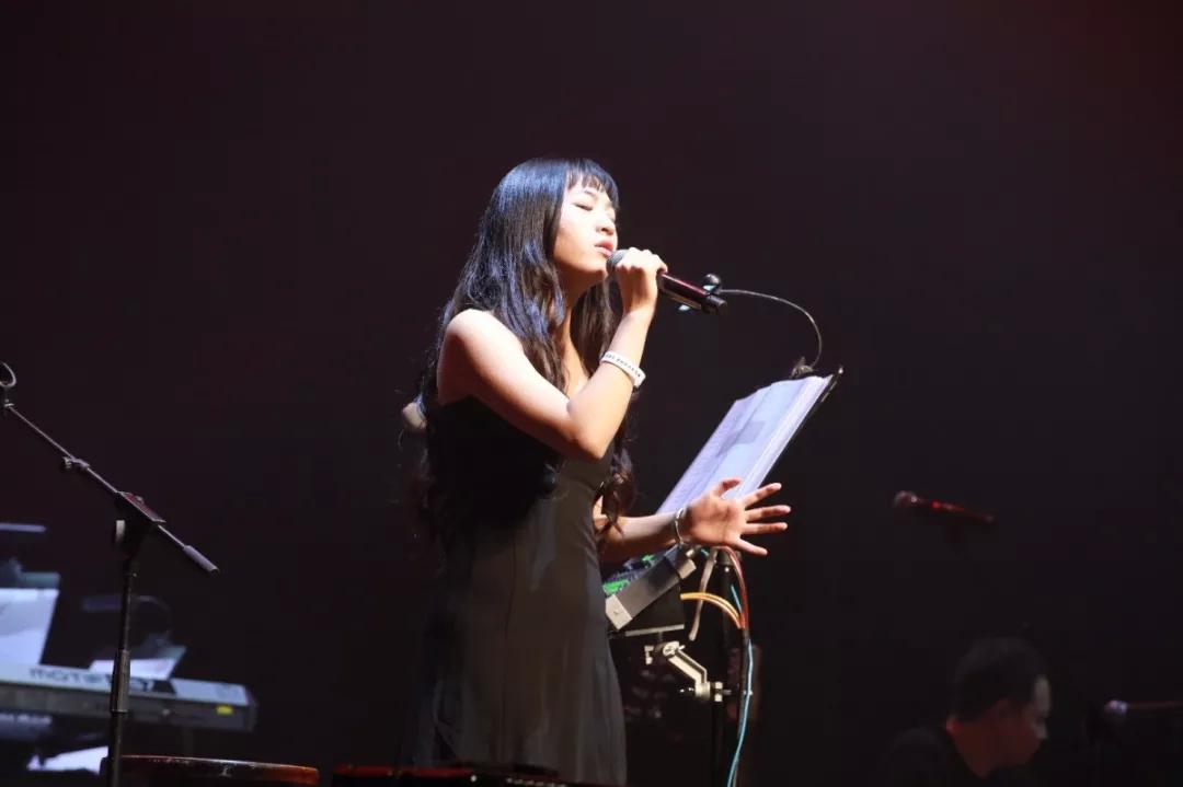 请输入图片描述她是高睿,一个刚刚成年的浙江音乐学院2018级学生,也是