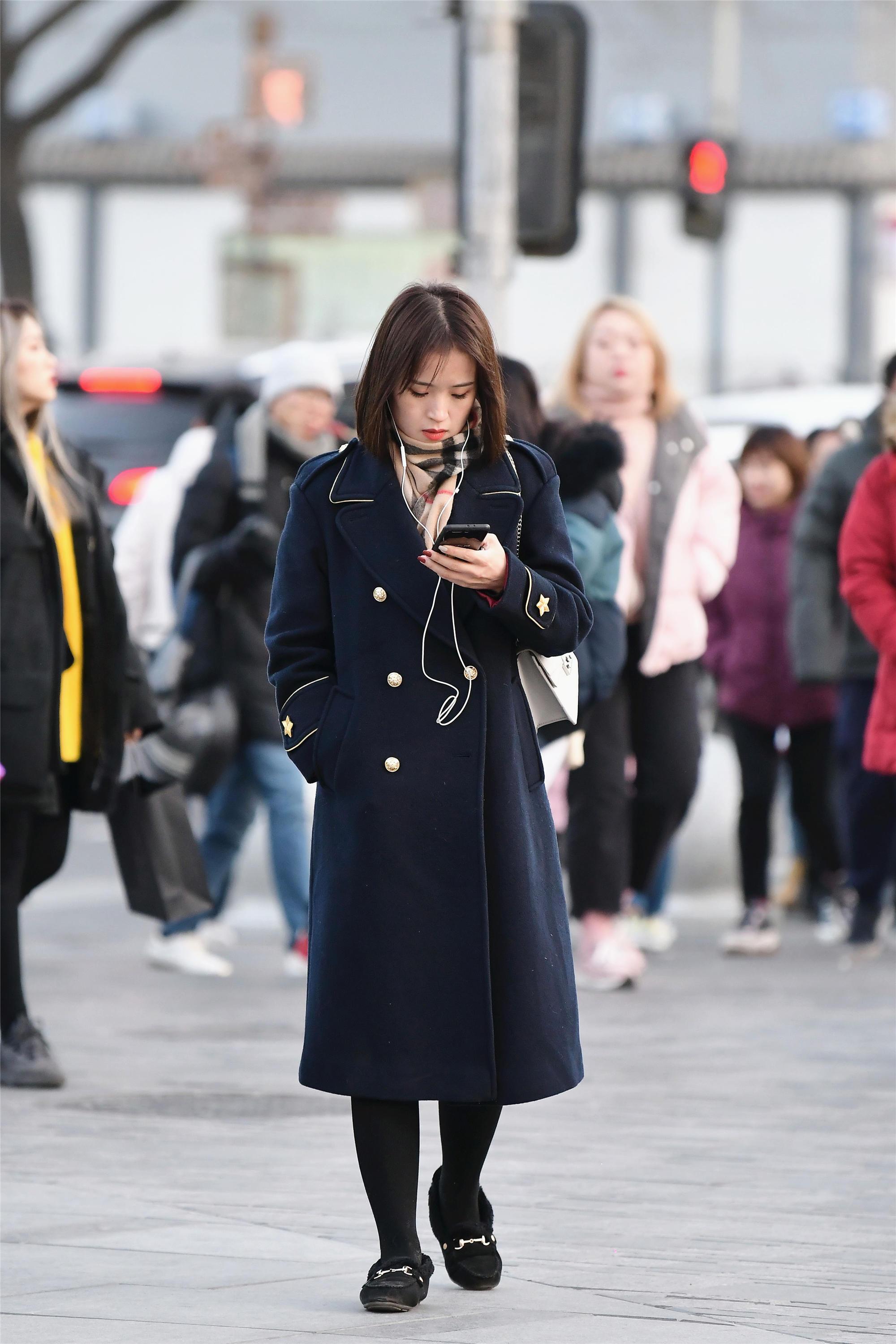 冬天的小姐姐一身显酷的着装让你感受冬天别样魅力