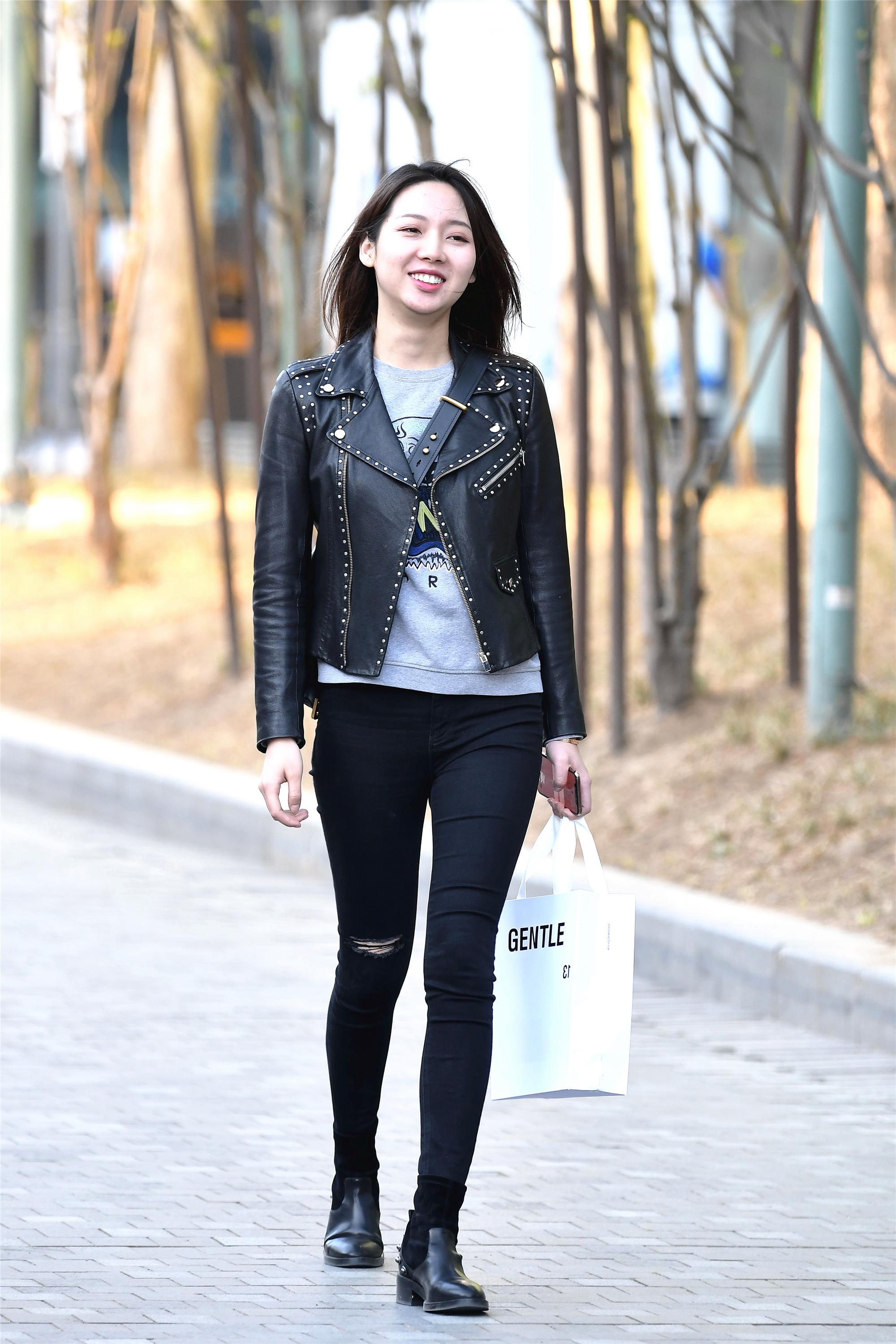 春天是穿着皮夹克的好时节时尚街区的姑娘教你怎么搭配出好效果