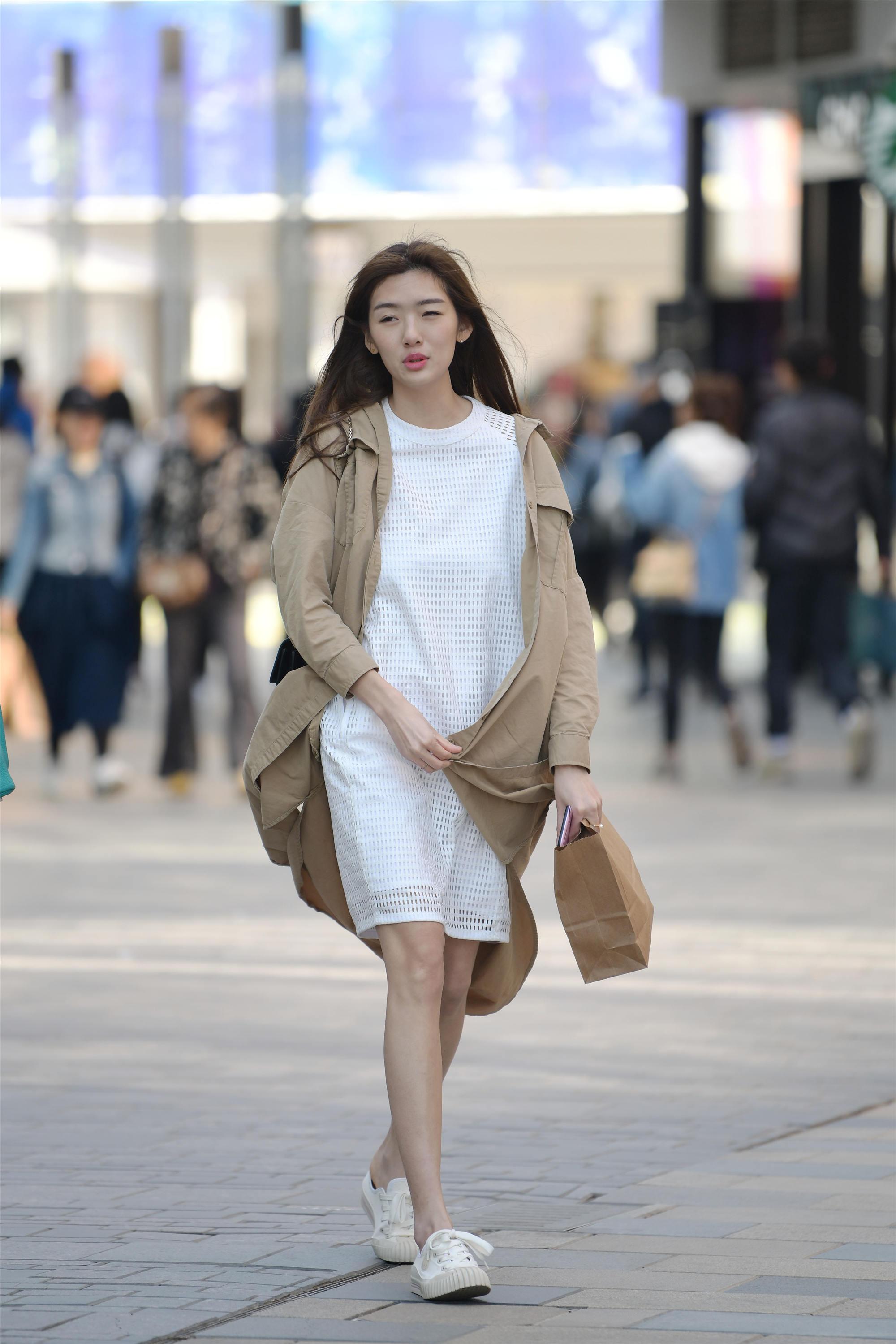 美好的春天,连衣裙当道的季节,时尚街区的姑娘教你如何穿搭