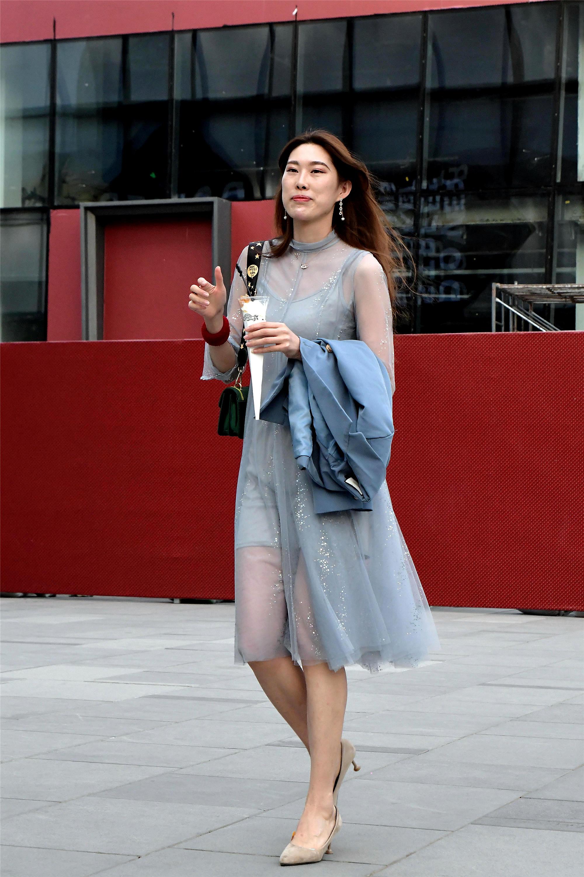 透视连衣裙搭配一双尖头细高跟,太适合春季穿搭啦!