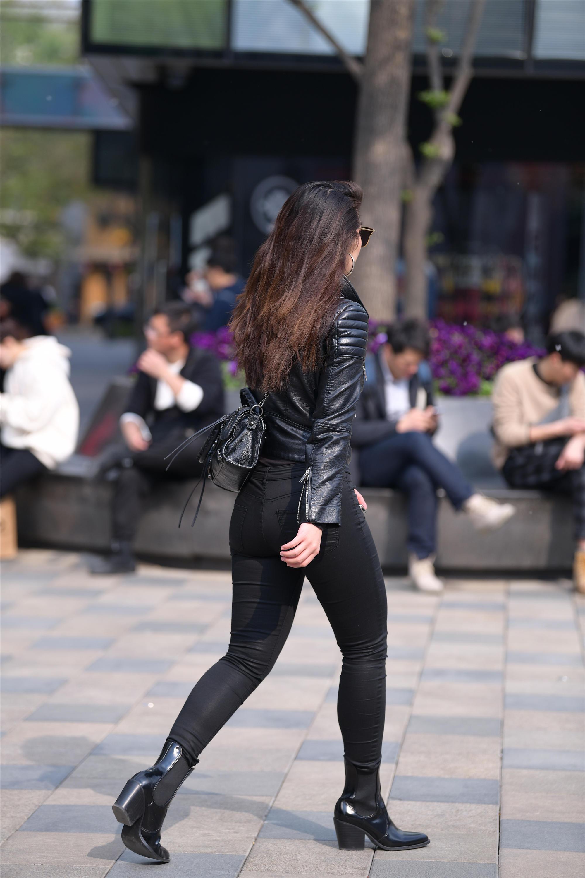 皮夹克,皮裤和黑色皮靴,黑色也可以搭配的这么有层次和质感