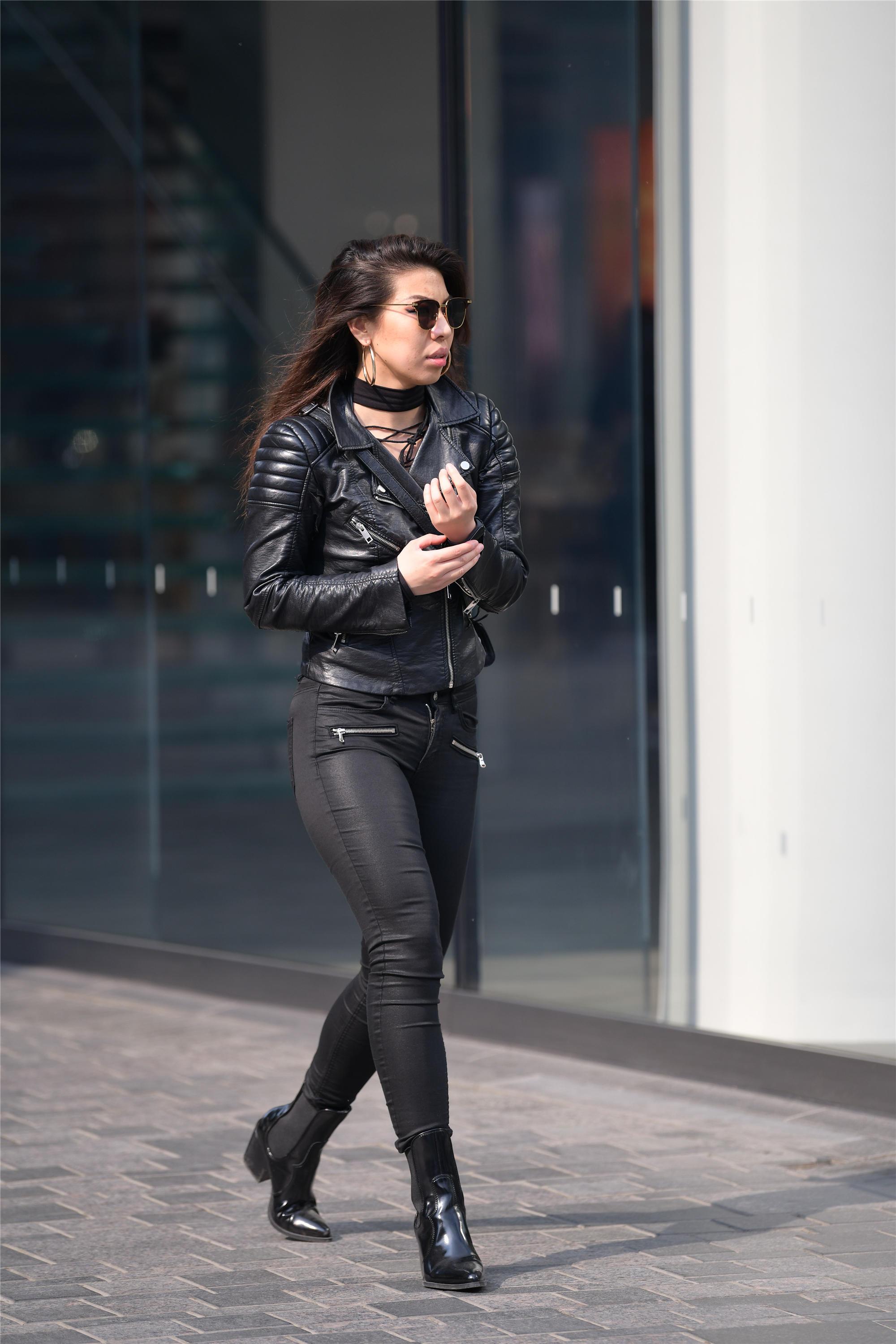 皮夹克,皮裤和黑色皮靴,黑色也可以搭配的这么有层次和质感