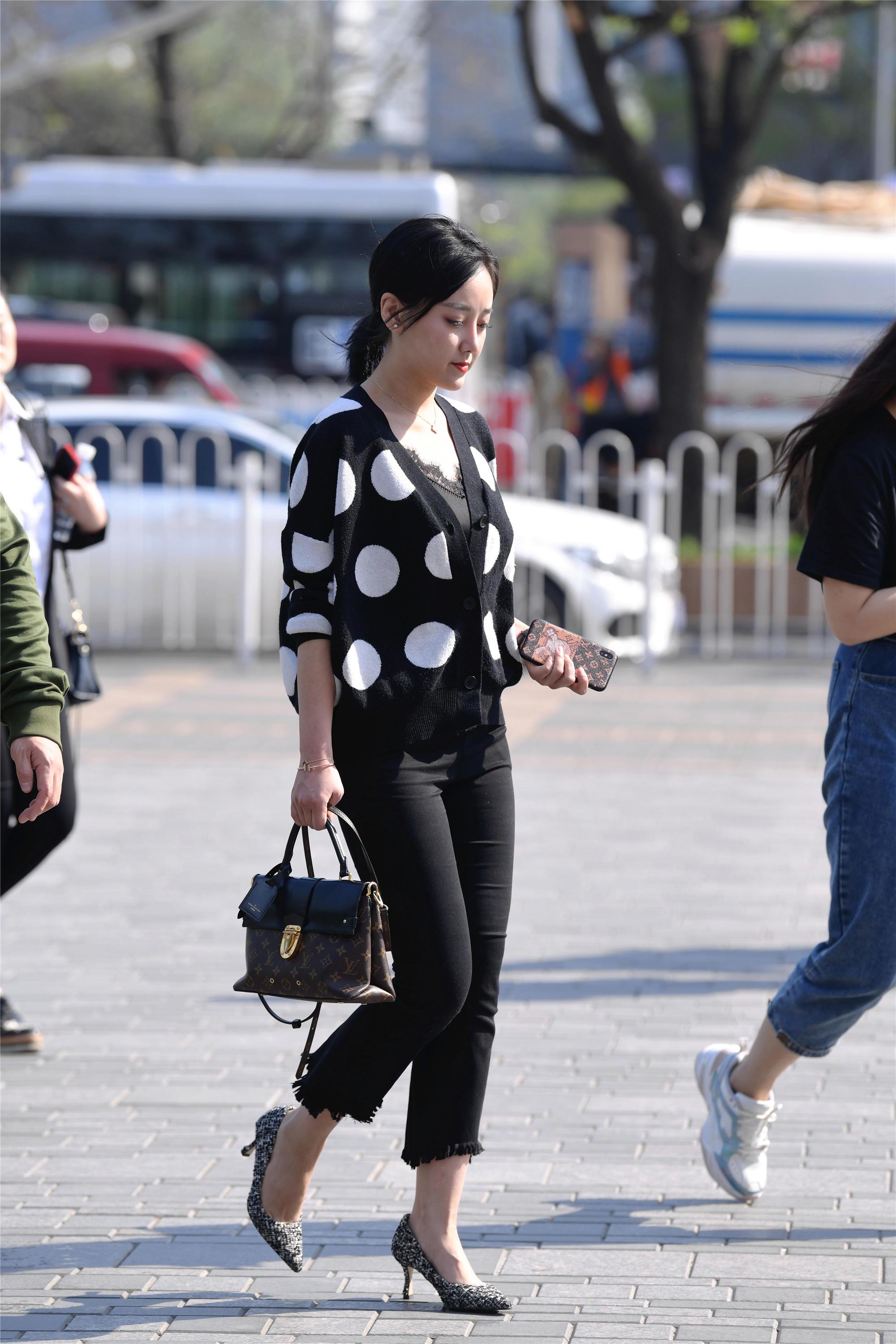 春天的美女,想要搭配的精致一些,一双漂亮的高跟鞋必不可少的