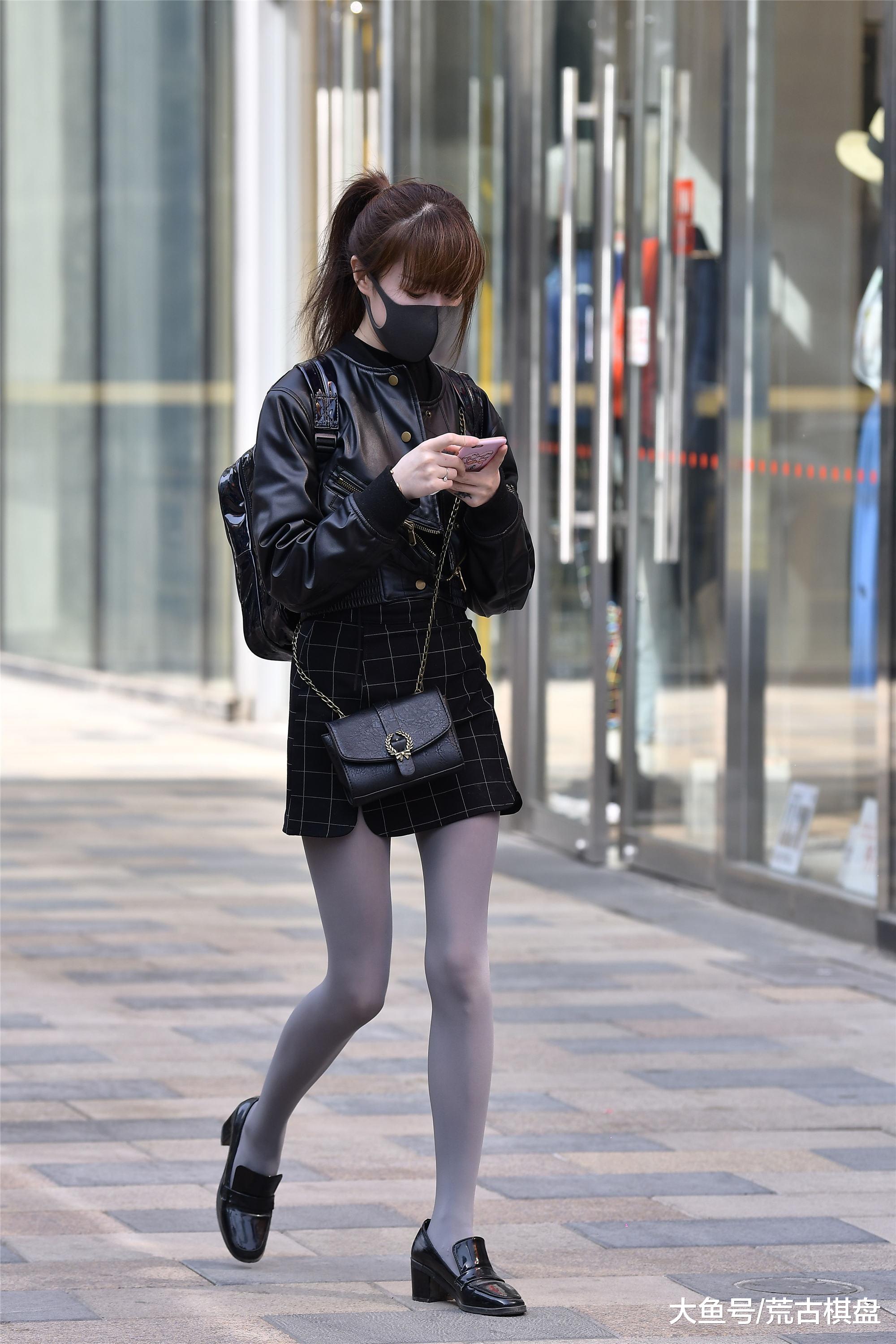 穿着灰丝搭配高腰筒裙,显质感的皮夹克,美女搭配出高级品味