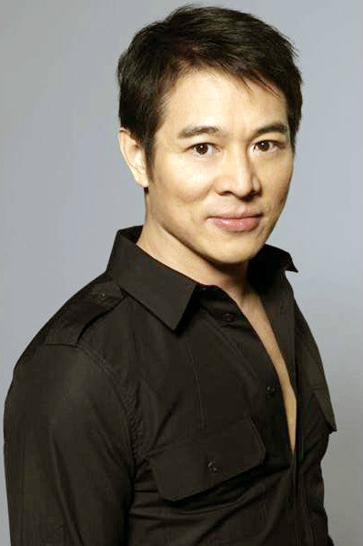 李连杰与鲁豫有说有笑,暴露手腕立即挡住,网友:贫穷限制想象