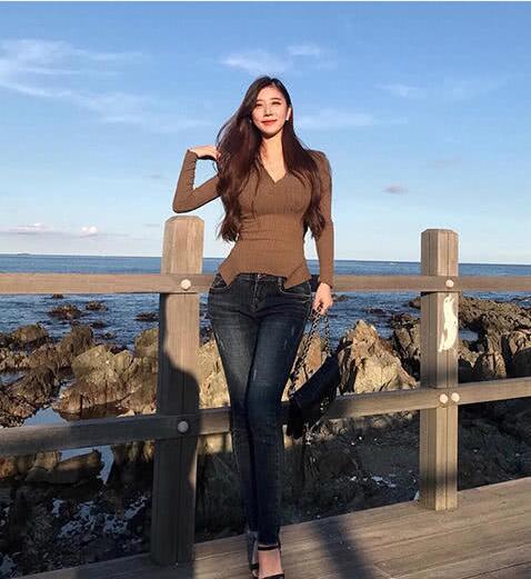 1米7的时尚博主爱健身练出葫芦型身材包臀裙展现双s曲线