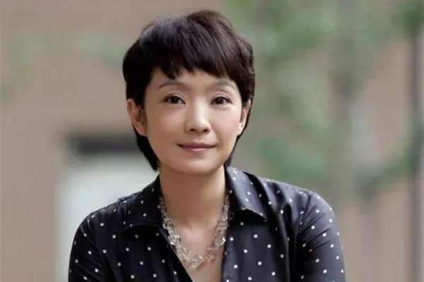 张嘉译49岁妻子罕见现身,4年来首次晒二人亲密合影