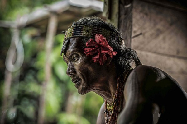 最"社会"的原始部落:热爱纹身且不爱穿上衣,女人以尖牙为美