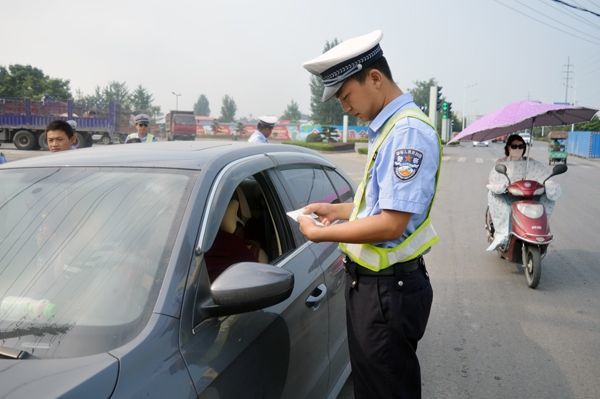 为什么交警查车不是每辆都查,记住着四个特征,其他都"懒得理"