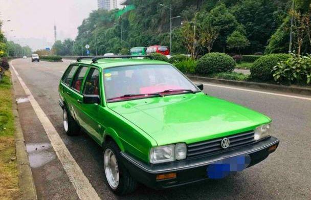 小伙把桑塔纳改成"翡翠绿"相亲路上没一次成功,朋友看了说活该