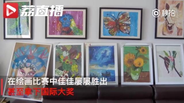 14岁自闭症少女成设计师 作品制成丝巾旗袍义卖