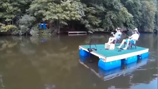 牛人用废弃塑料桶自制钓鱼船湖中钓鱼 67