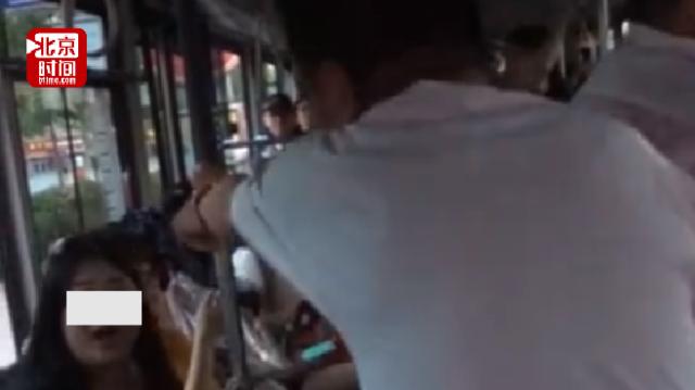 公交车骚扰:老人公交车上骚扰女子 被质问后爆粗:蹭下怎么了