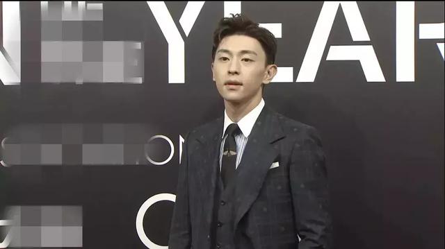 人气飙涨的邓伦不知道是不是过于忙碌,眉眼间也是稍显疲惫