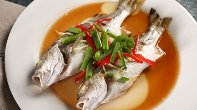 肉质较硬香甜可口,做汤底还很鲜,茂公鱼这么做更好吃@鲜城