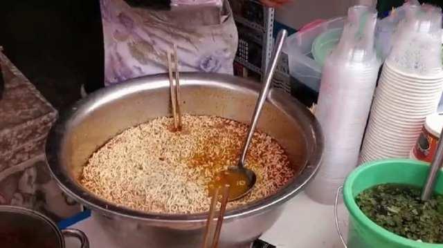 大妈校门口卖这个东西,学生们很爱吃,家长却很担忧!