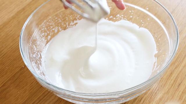 美食 3,打好的蛋白分3次倒入蛋黄中,搅拌均匀,然后筛入面粉,搅拌均匀.