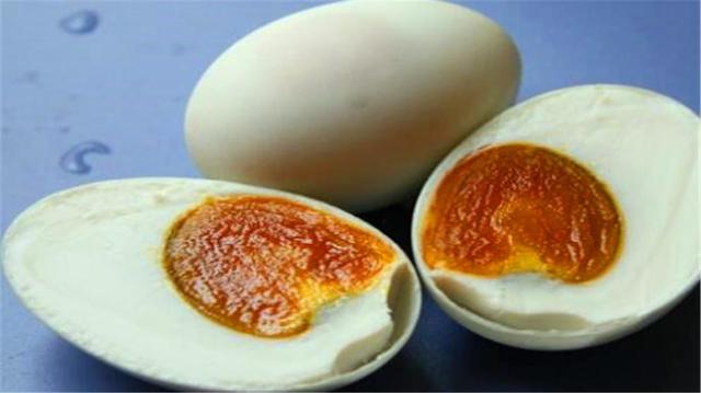 腌咸鸭蛋的三个诀窍,不仅香酥爽口还起沙,每一个都红得流油