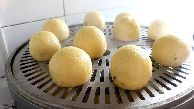 用玉米面做成的忆苦饭,缺成了饭桌上的抢手菜