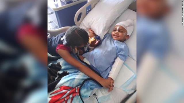 美国4岁男孩玩耍时开枪击中自己头部,全家已有4人死于枪击