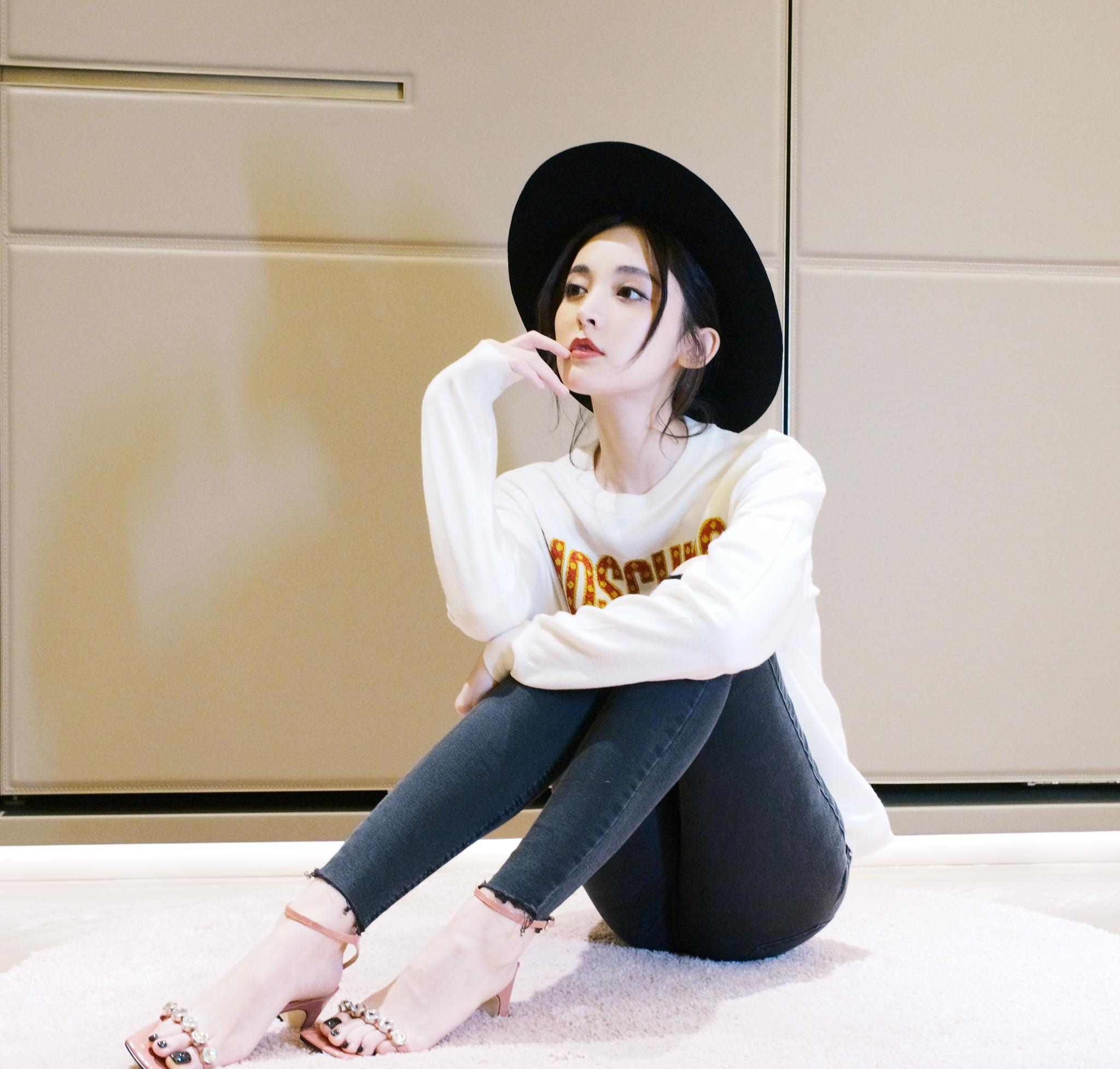 古力娜扎终于穿修身裤,配上高跟鞋秀出大长腿,早就应该这样搭