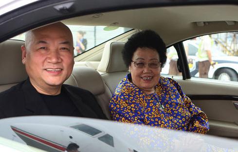 陈丽华携老公迟重瑞现身公司年会妇唱夫随,"唐僧"发福现幸福肥