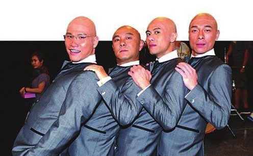 曾是香港一线歌手,却因妻子患癌放弃星途,如今沦落到农村卖唱