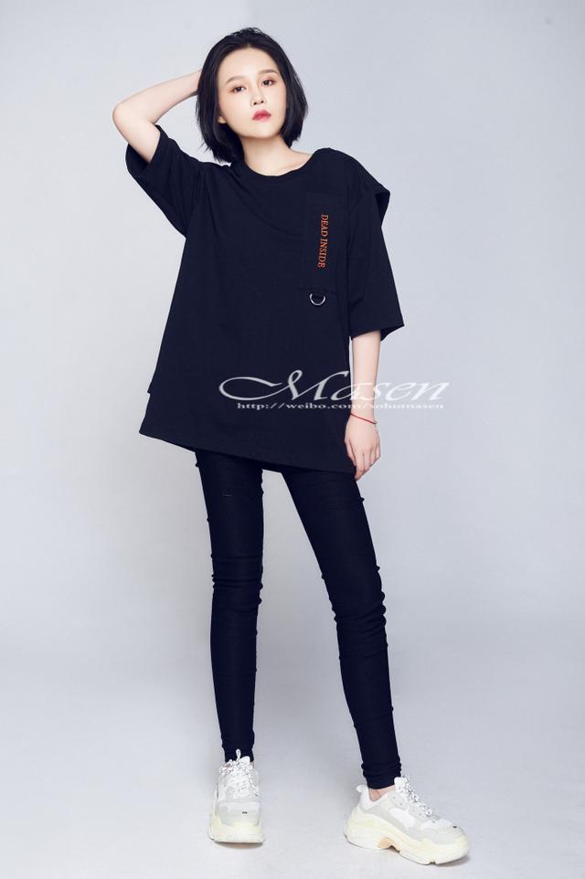 虽然赵珈萱的脸变得越来越网红范儿了,但身材还是很不错的,因此很多