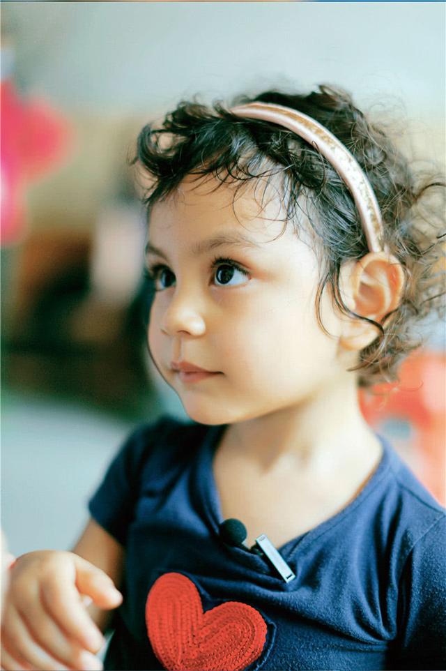 刘烨女儿霓娜长大了,曾经的小土妹大变样,网友:颜值太高了!