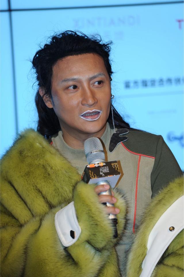 然而,当大家还在关心陈志朋在上海时装周的表现时,陈志朋本人却在微博