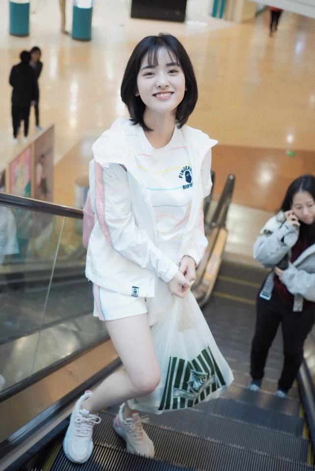 沈月终于减肥成功,穿运动短裤秀"漫画腿",对镜一笑甜美似初恋